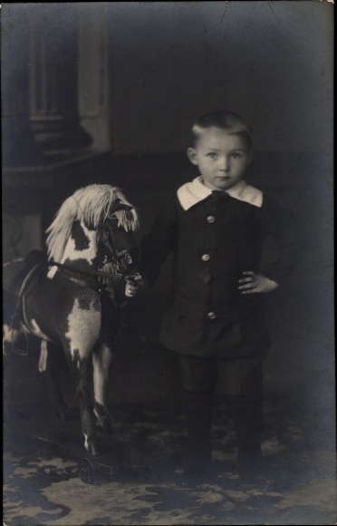 Zdjęcie Ak chłopiec z koniem na biegunach, portret