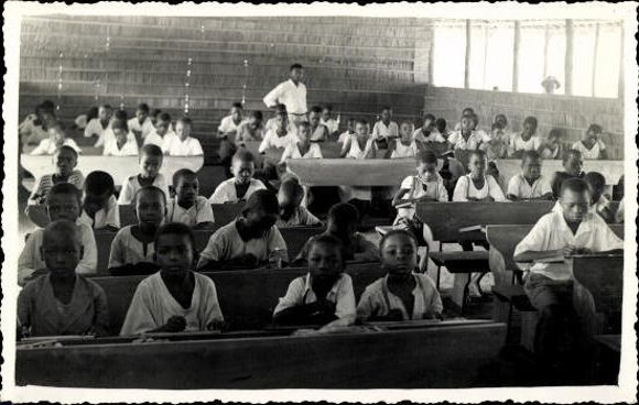 9 oude foto's Kameroen, school in Bassa, diverse uitzichten