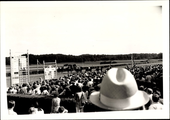Photo Hoppegarten, racecourse, Derby of the GDR 1972, grandstands