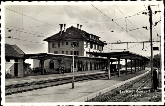 Ak Les Hauts-Geneveys Kanton Neuenburg, La Gare, Bahnhof, Gleisseite