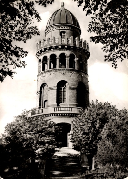 Ak Bergen auf der Insel Rügen, Türmiger Bau, von Bäumen umgeben, schwarz-weiß Bild, historisch...