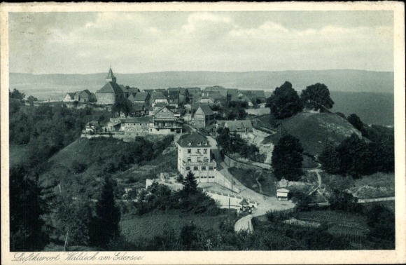 KP Waldeck am Edersee Hesja, uzdrowisko klimatyczne Waldeck, widok na wieś, pagórkowaty krajobraz,