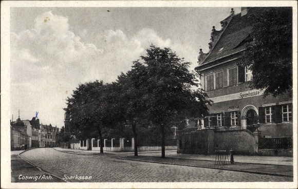 Ak Coswig an der Elbe im Kreis Wittenberg, Sparkasse, Straßenpartie