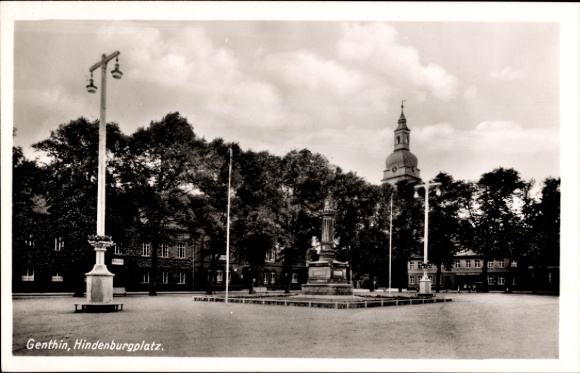 Postcard Genthin on the Elbe Havel Canal, Hindenburgplatz, monument