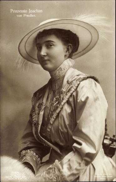 Postcard Princess Joachim of Prussia, Marie Auguste of Anhalt, feather hat