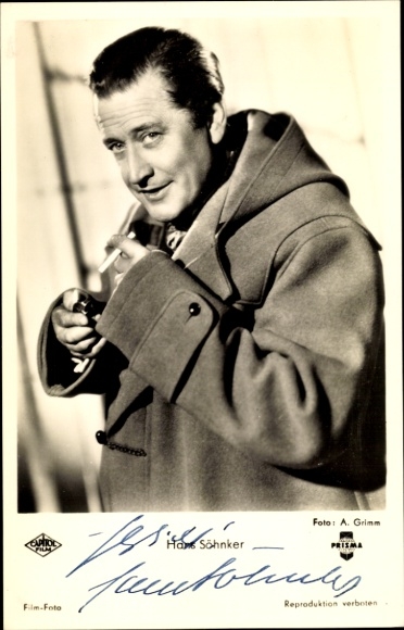 Postcard actor Hans Söhnker, portrait in coat, smoking, film A Life for Thurs, autograph
