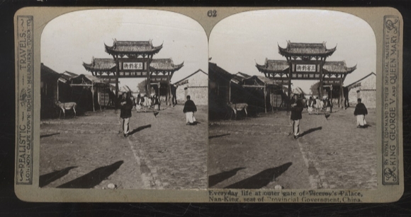 Stereo Photo China, everyday life at the outer gate of the Viceroyal Palace Nan-King, seat of the provincial government