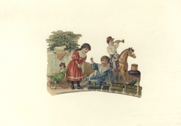 Oblate Kinder unterm Weihnachtsbaum, Puppe, Schaukelpferd, Eisenbahn, ca. 10 x 14 cm