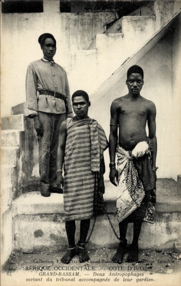 Postcard Ivory Coast, Two anthropoghags before the tribunal, guards
