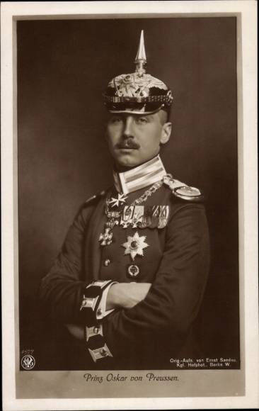 KP Oskar Książę Pruski, portret w mundurze, medale, hełm z kolcami, NPG 4577