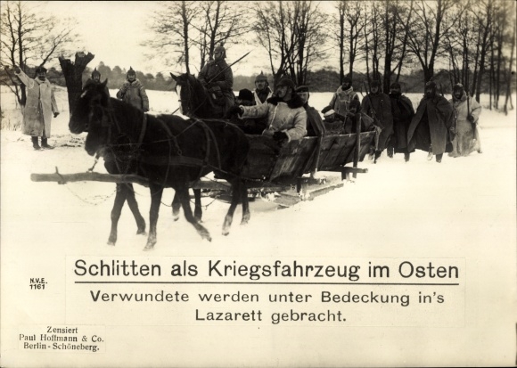 Postcard Ostfront, horse-drawn sleigh as a war vehicle, the wounded are taken to the hospital, I WW
