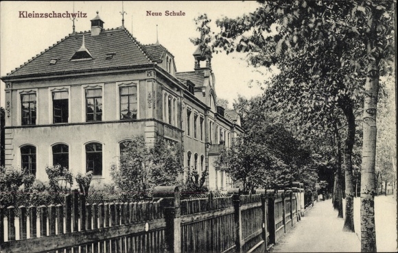 Postcard Dresden Ost Kleinzschachwitz, exterior view of the new school, street section