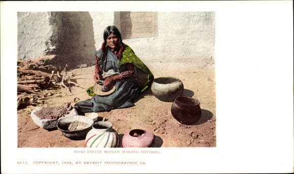 Postcard Photochromy Detroit Publishing Company, Moki Indian woman making pottery