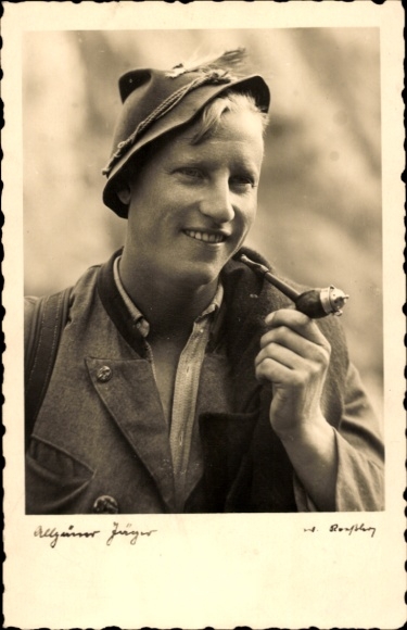 PC Allgäu boy in traditional costume, pipe