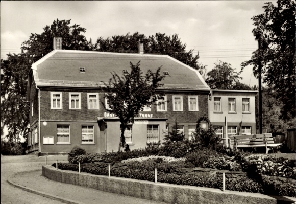 Ak Waltershausen in Thüringen, Gasthaus Zur Tanne, Blumenbeete, Gebäude, Strasse