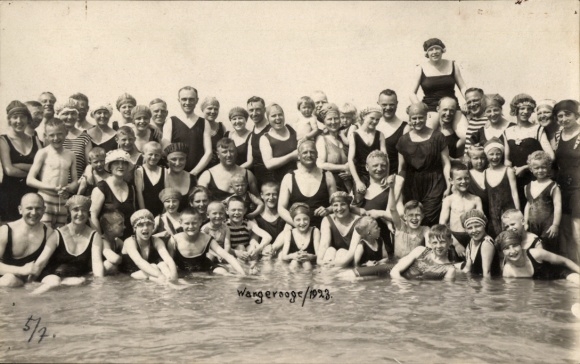 Photo Postcard North Sea resort Wangerooge bathers in swimwear on the beach, group photo 1923