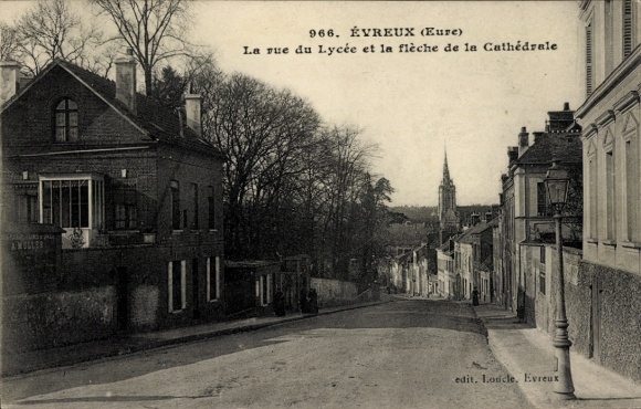 Postcard Évreux Eure, street with houses, view of the church, old