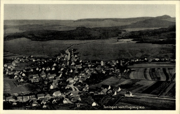 Ak Tuningen in der Baar, Luftaufnahme von  ländliche Umgebung, Häuser, Felder
