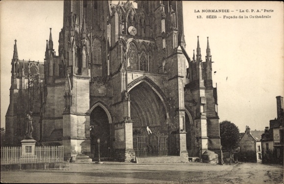Ak Sées Orne, Façade der Kathedrale, La Normandie, "La C. P. A." Paris, 13. SEES