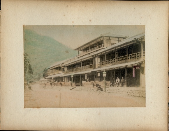 Photo Japan, Japanese women in kimonos, umbrella, building