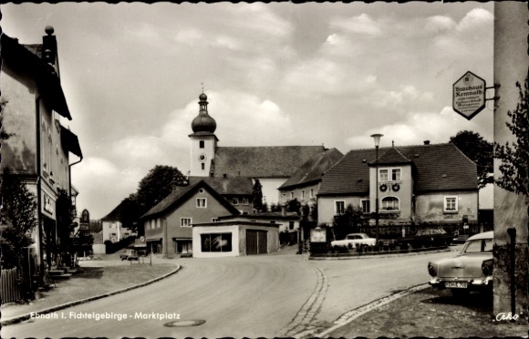 Postcard Ebnath im Fichtelgebirge, Fichtelgebirge, market square, buildings, cars