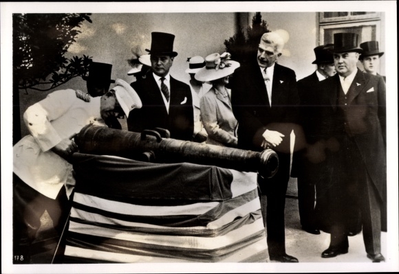 Foto Heinrich Hoffmann, Geschenk des Prinzregenten Paul v. Jugoslawien an Hitler, Reditsch, 1939
