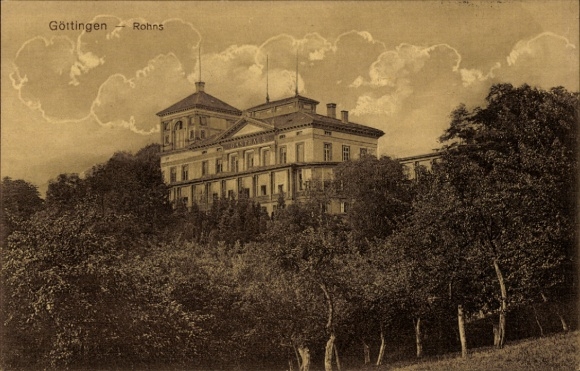 Ak Göttingen in Niedersachsen, Historisches Gebäude, Bäume im Vordergrund, Wolken am Himmel