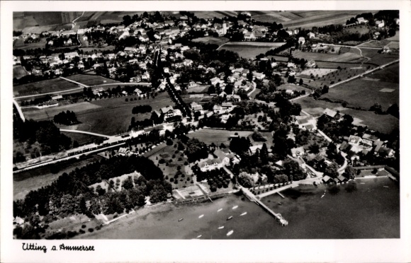Ak Utting am Ammersee Oberbayern, Luftbildansicht von Utting, Ammersee, viele Bäume, Wohngebäude