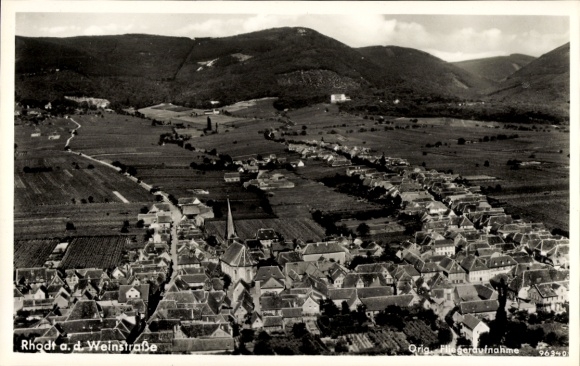 Ak Rhodt an der Weinstraße Rhodt unter Rietburg in der Pfalz, Luftaufnahme von Rhodt a. d. Weinst
