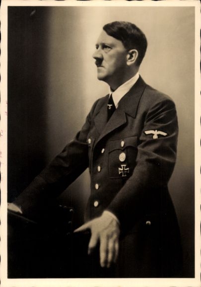 Ak Führer und Reichskanzler Adolf Hitler, Reichstagssitzung 1939, Portrait am Rednerpult