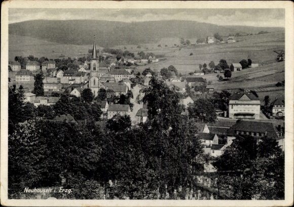 Ak Neuhausen im Erzgebirge, Schwarz-Weiß-Bild, Kleinstadt, Kirche, Häuser, Landschaft, Bäume