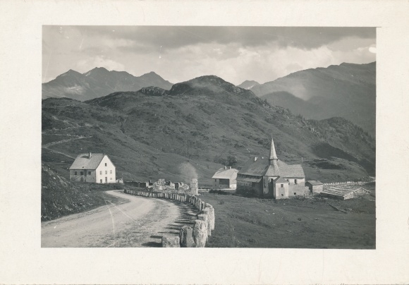 Photo St Christoph am Arlberg Tirol, street area, church