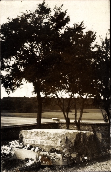Photo Postcard Cocherel Eure, tomb of Aristide Briand
