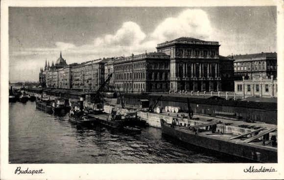 KP Budapest Węgry, Akademia, statki na brzegu, architektura