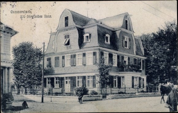Postcard Gummersbach in the Oberberg district, view of the old Bergisches Haus, street section