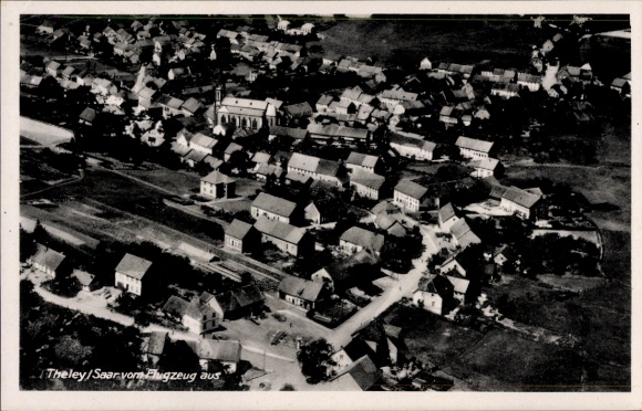 Ak Teley Theley Tholey im Saarland, Luftaufnahme von  Häuser, Kirche, ruhige Landschaft