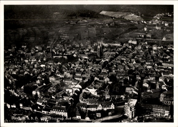Ak Neustadt an der Haardt Neustadt an der Weinstraße , Luftaufnahme von Neustadt, schöne Landscha
