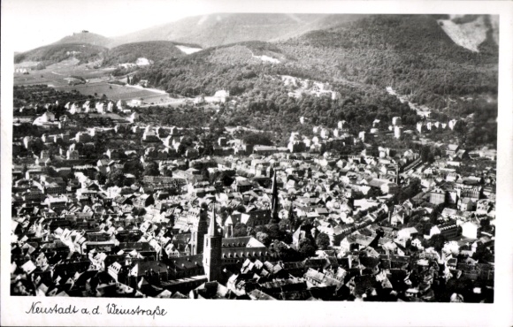 Ak Neustadt an der Weinstraße, Luftaufnahme der Stadt, Weinberge im Hintergrund,  Architektur