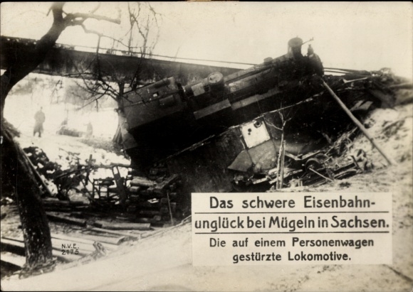 Postcard Mügeln in Saxony, railway accident, locomotive crashed onto passenger car