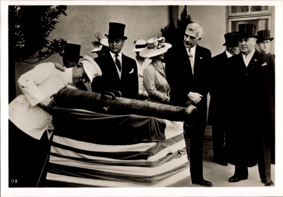 Foto Heinrich Hoffmann, Geschenk des Prinzregenten Paul v. Jugoslawien an Hitler, Reditsch, 1939