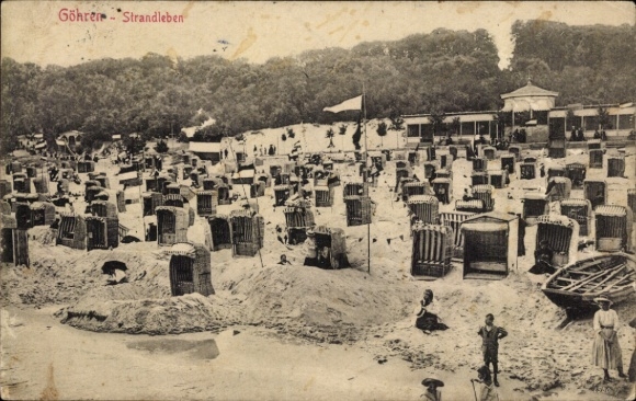 Ak Ostseebad Göhren auf Rügen, Strand mit vielen Badekabinen, Bäume im Hintergrund