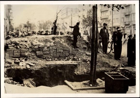 Fot. H. Hoffmann, Okopy na ulicach Warszawy, październik 1939 r