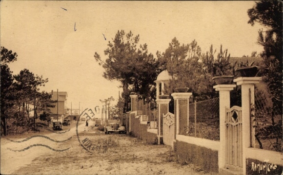 Postcard La Grière La Tranche sur Mer Vendée, White Gate, road, trees, old cars, from the past