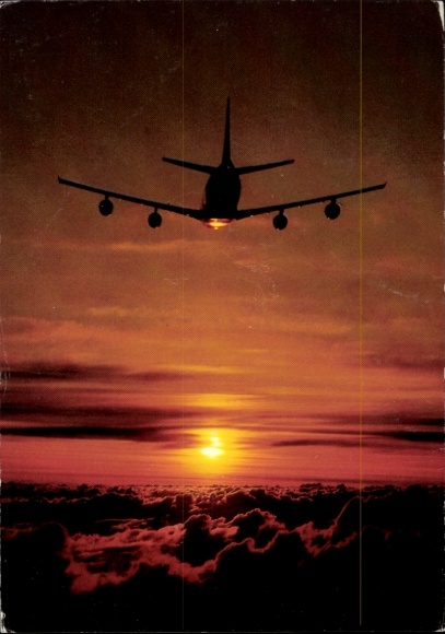 Passagiersvliegtuig van Lufthansa vliegt boven de wolken, zonsondergang