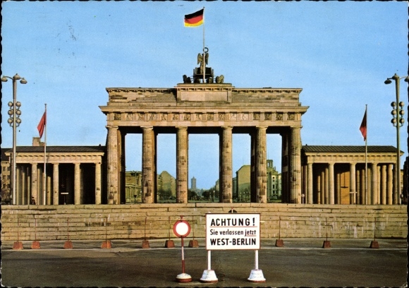 Postcard Berlin, sector boundary at the Brandenburg Gate