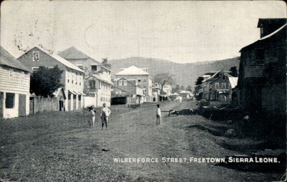 Ak Freetown Sierra Leone, Wilberforce Street,  Straße mit Häusern, Menschen, Hund