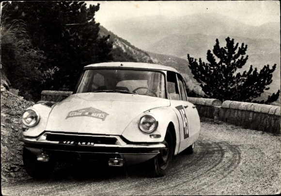 CPA La DS 19 de Trautmann-Chopin in de col de Soubeyrand, op de cours de la Coupe des Alpes 1962