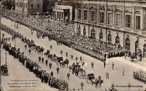 Ak Berlin, Sedantag 1914, Einbringung der eroberten Geschütze und Fahnen, Parade