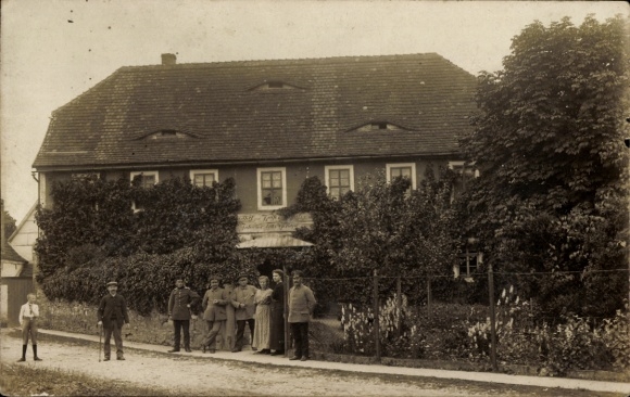 Foto Ak Naumburg an der Saale, deutsche Soldaten in Uniform und Frauen vor einem Gasthaus