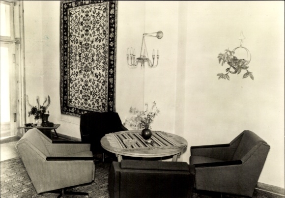 Ak Ostseebad Sellin op Rügen, interieur met tapijt, tafel en fauteuils, vriendelijke sfeer...
